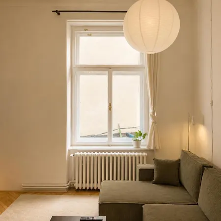 3 Station Smart Tv, 74m2 * Prag